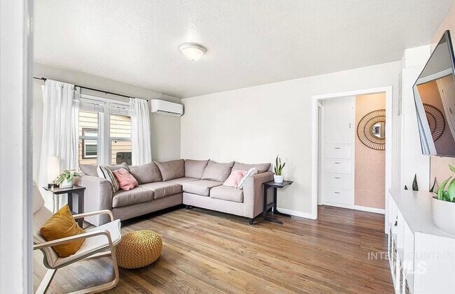 Building Photo - 2bd, 1b Cozy Home awaits in Boise Bench!