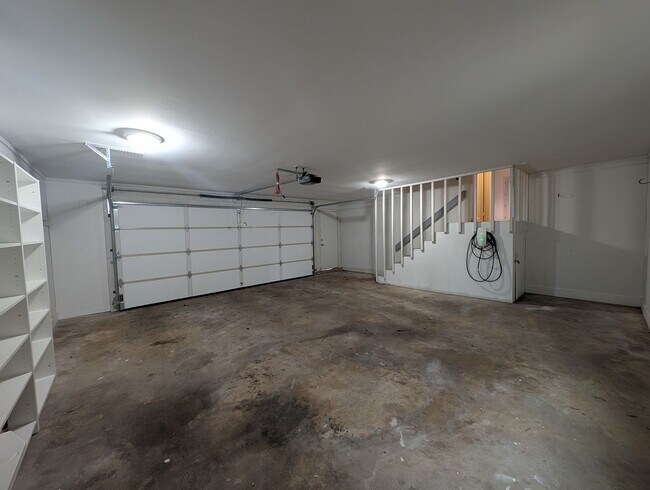 Building Photo - Charming 4 bedroom, 2.5 bath home located in the Raintree Community!