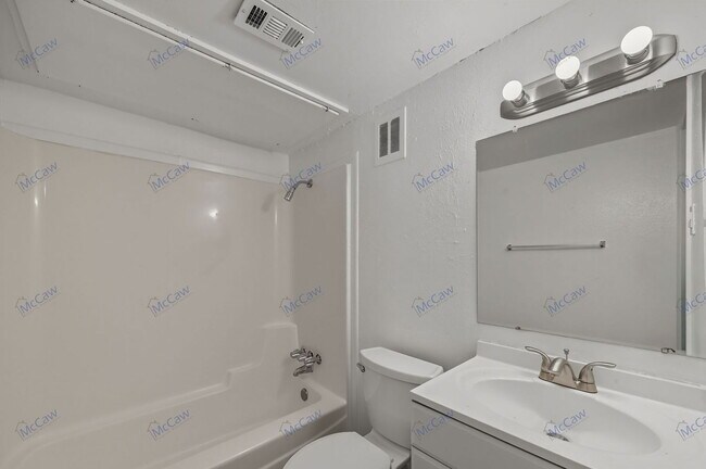 Building Photo - 616 Moore St