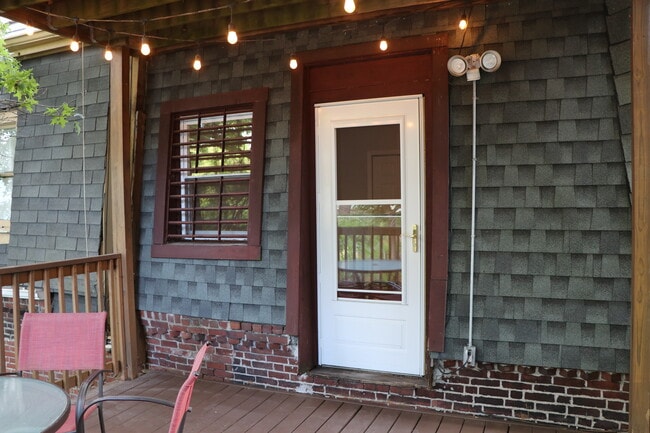 Building Photo - 320 Warren St