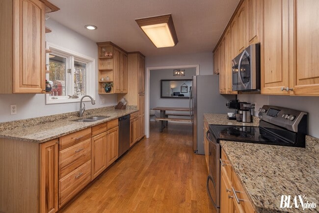 Building Photo - Beautiful modern home in an awesome neighb...