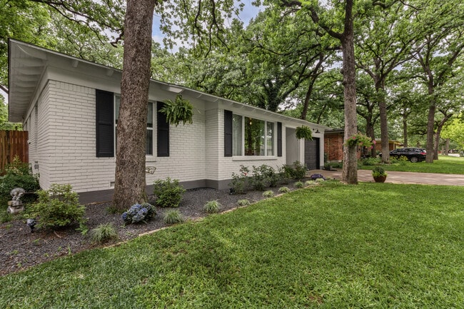 Building Photo - 1404 Bluebonnet Trail
