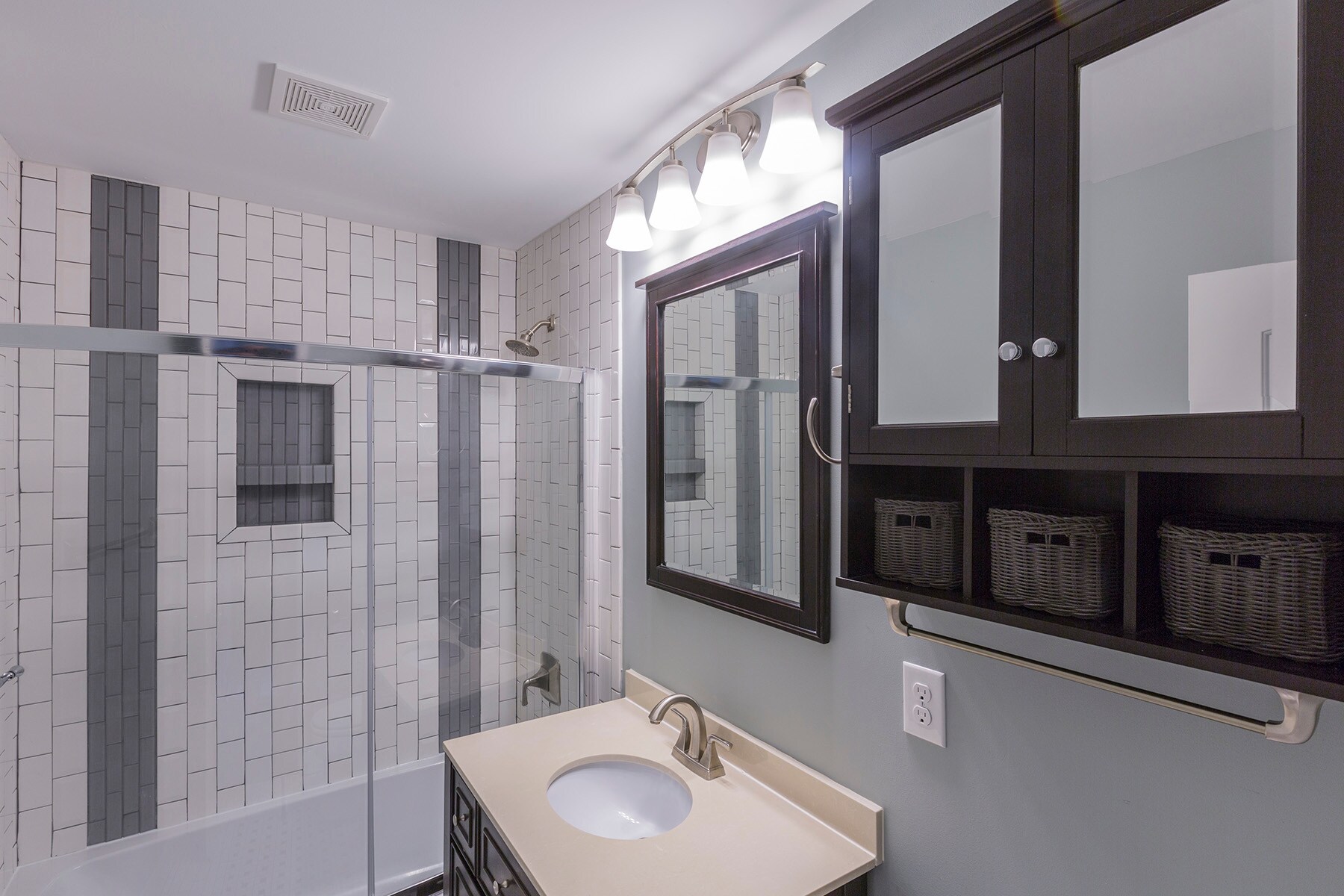 Full Bath - 3000 Golden Rd