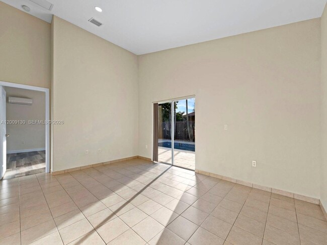 Building Photo - 704 SE 14th Pl