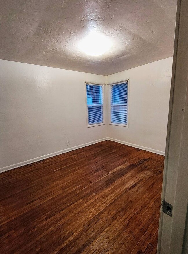 Building Photo - Winter Special-$300 Off Cute 2/BD-1 Bath H...