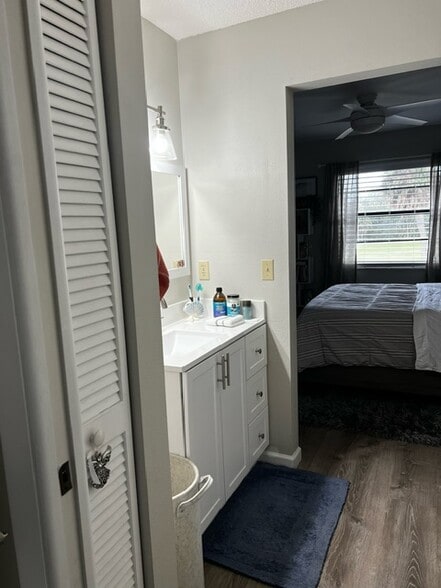 en suite off master - 927 Capri Isles Blvd