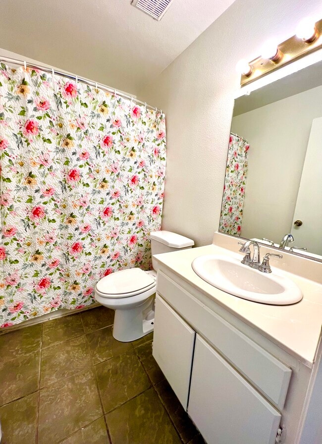 Building Photo - 11150 Glenoaks Blvd