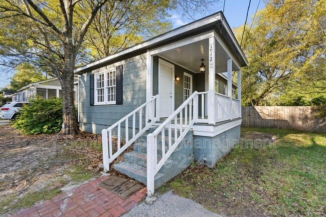 Building Photo - 212 Pinehill Dr