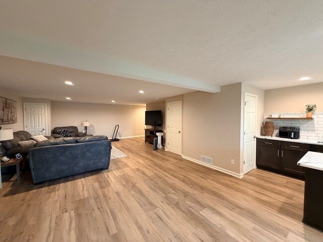 Building Photo - Home For Rent Elkhorn