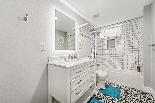 Building Photo - Classic Denver Charm Meets Modern Flexibility