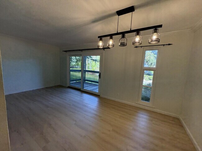 Building Photo - Updated Lauriedale 1 bd/1 ba Condo | Cats Welcome | Pools, Gym & Covered Parking | 10' x 10' Stor...