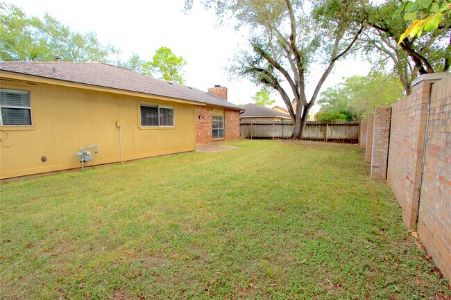 Building Photo - 2731 Colony Dr