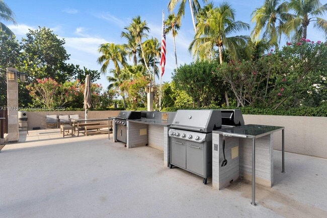 Building Photo - 251 Crandon Blvd