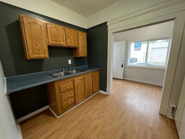 Building Photo - 2701 Mishawaka Ave - Apartment C