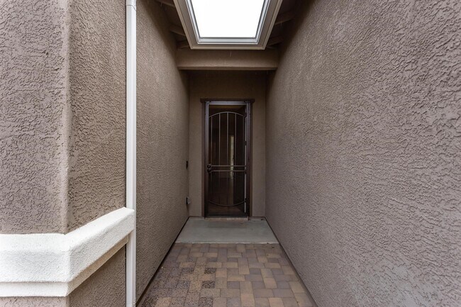 Building Photo - 926 N Gomez St