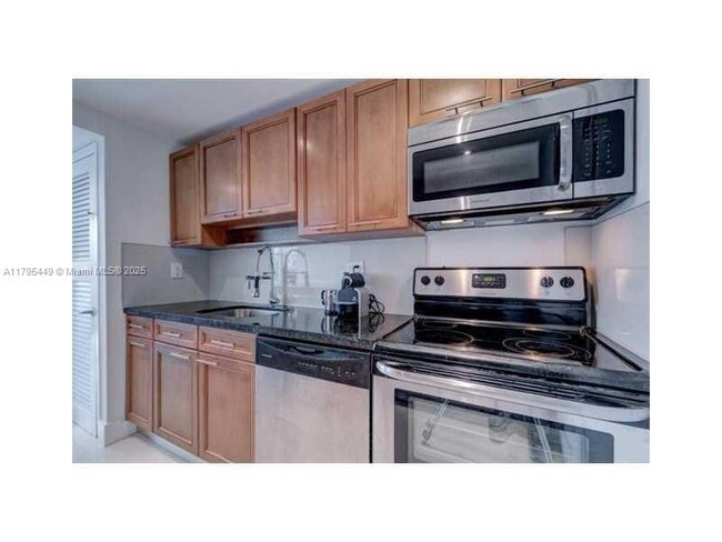 Building Photo - 9800 W Bay Harbor Dr