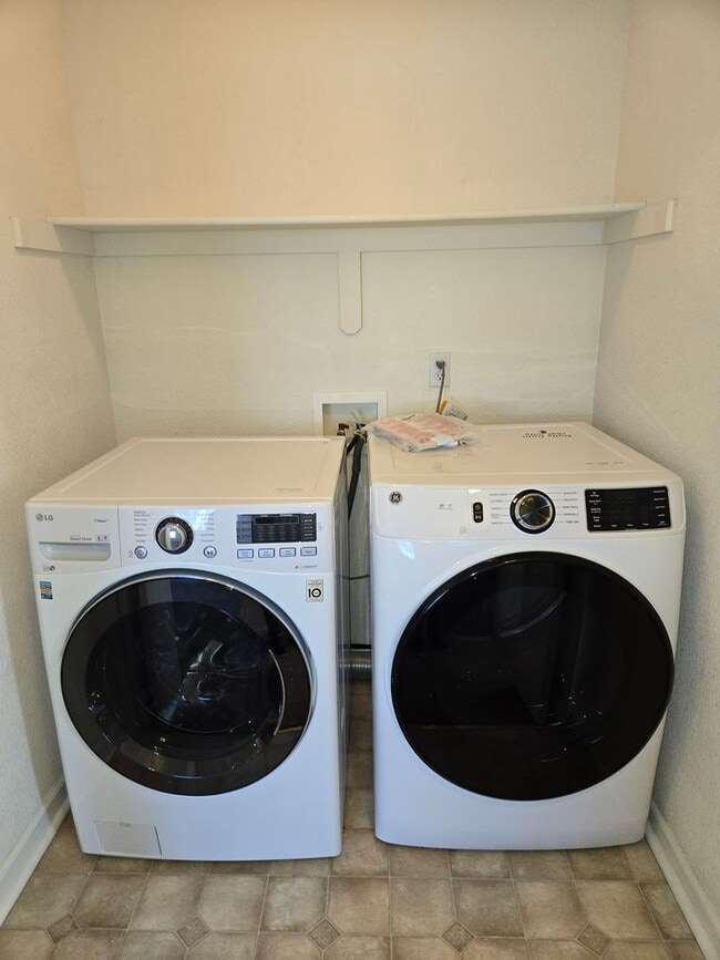 Building Photo - Spacious Newly Renovated Home