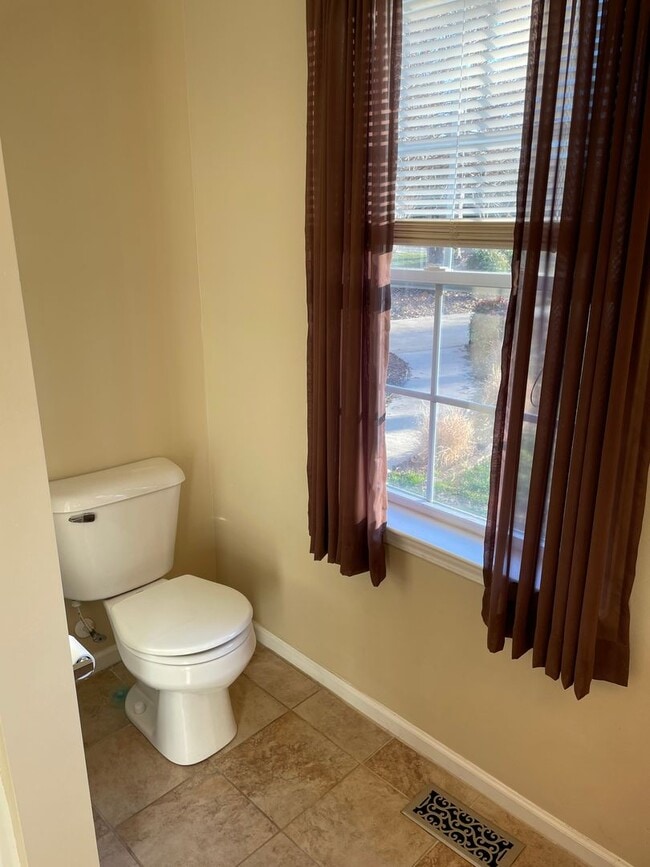 Building Photo - 3 bed 2 bath home
