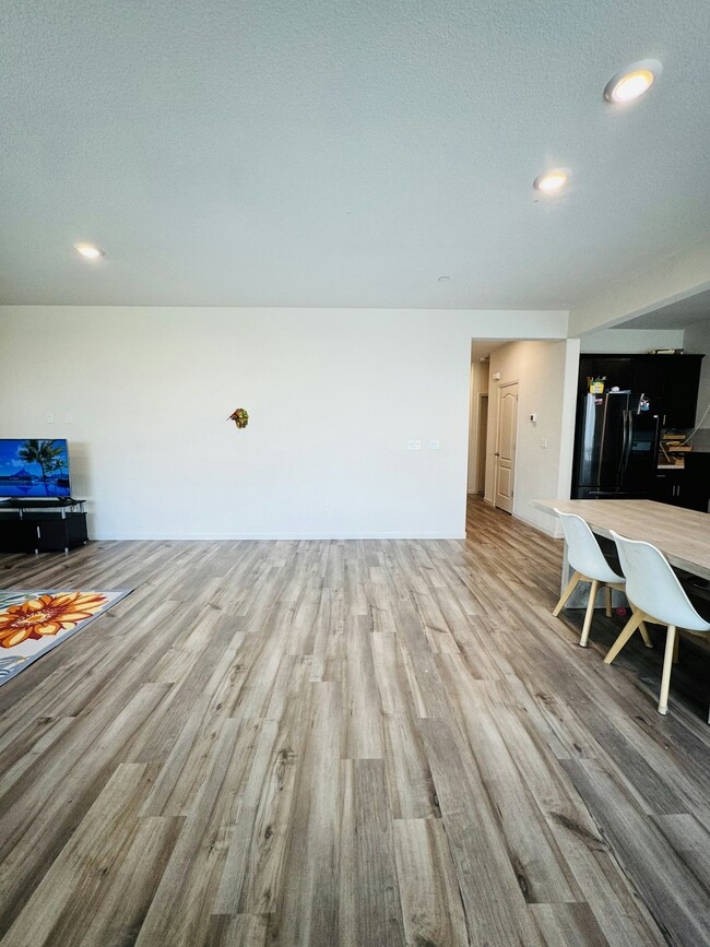 Building Photo - 3026 Kenwood Cir