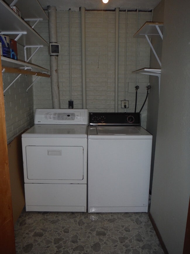 Building Photo - Cute 3 Bedroom Condo w/ Bonus Room - Walki...