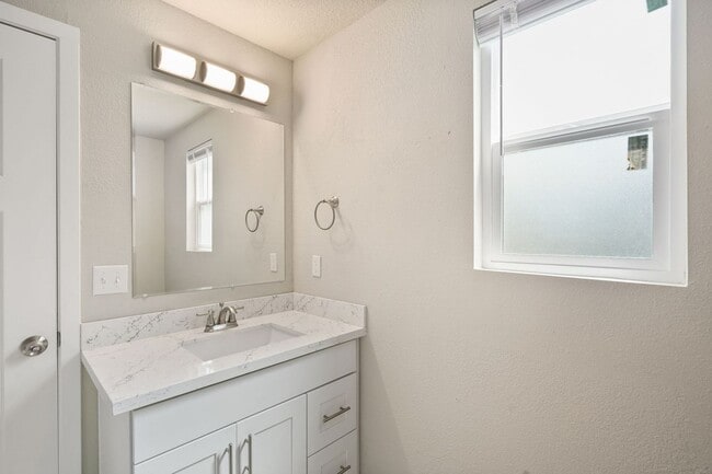 Building Photo - Recently Remodeled 3 Bedroom Home in Everett!