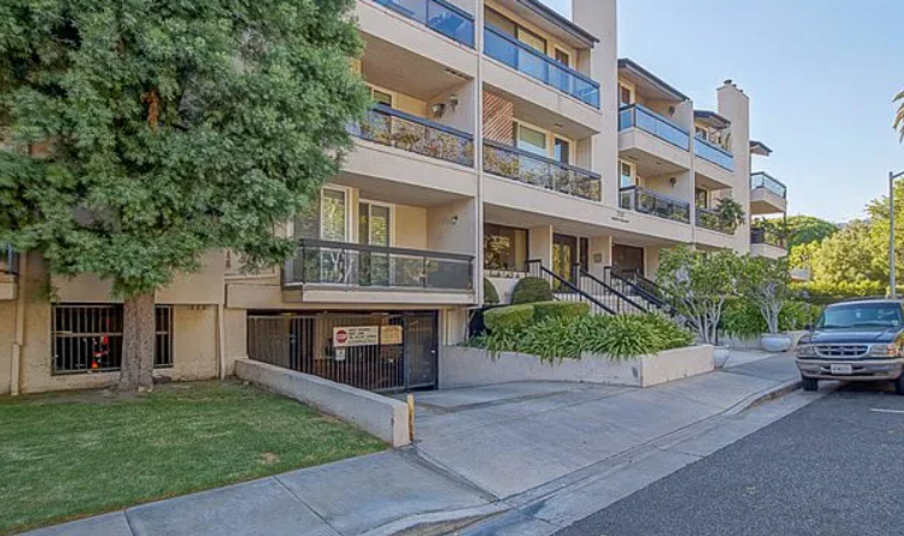 Building Photo - 723 Westmount Dr