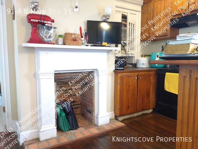 Building Photo - Beautiful, large historic home with origin...