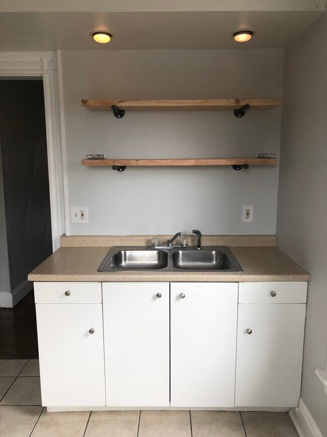 Building Photo - 91 S Washington, Up