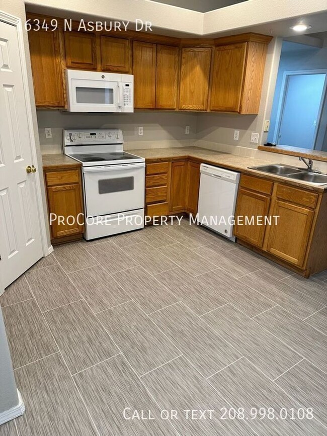 Building Photo - 4 bedroom, 2 bath. Experience Versatile Li...