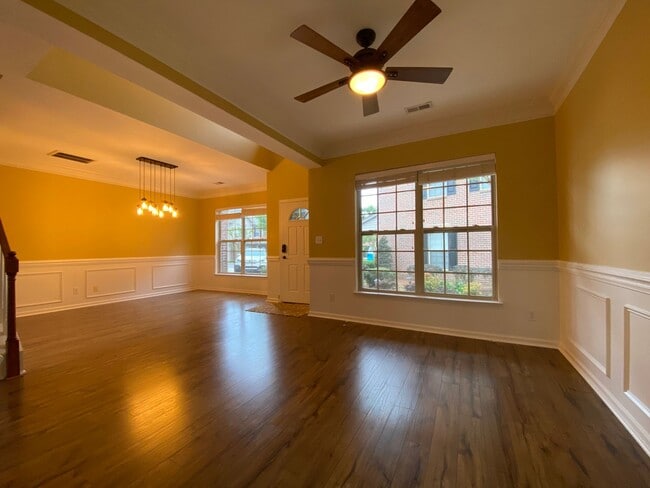 Building Photo - Townhome in a great location!