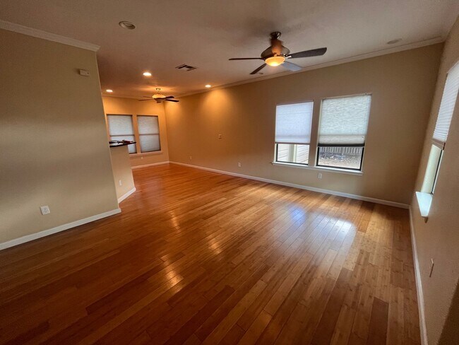 Building Photo - 7bed/6.5bath + 3 car garage and carport