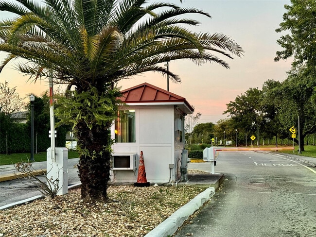 Building Photo - 2821 Somerset Dr