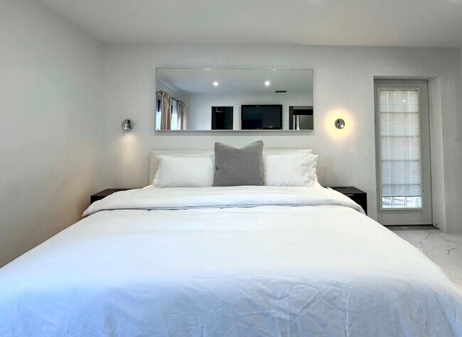 Building Photo - 5700 Saddlebrook Way