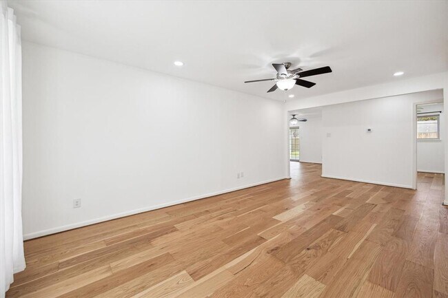 Building Photo - 5602 Hialeah Dr