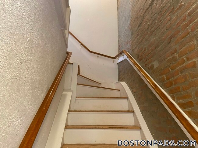 Building Photo - 38 Newton St