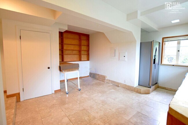 Building Photo - Timeless 4 Bedroom in West Montclair