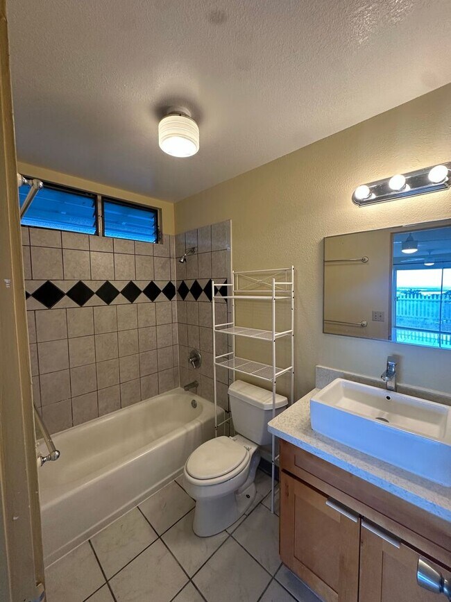 Building Photo - Village Park -3 Bed/ 2 Bath/ 2 Parking