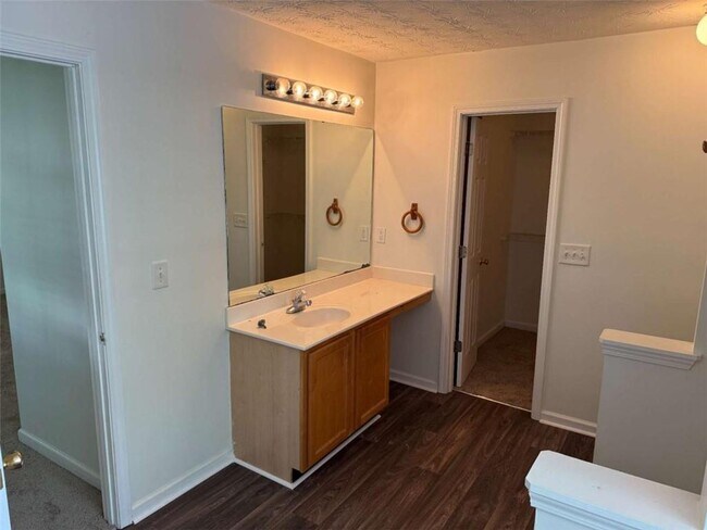 Building Photo - 356 Springbottom Dr SE