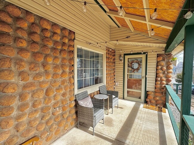 Building Photo - Rustic Charm