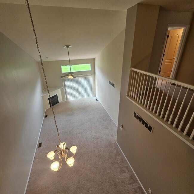 Building Photo - 3 Bedroom, 2.5 Bath Condo, Kitchen with St...
