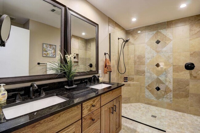 Building Photo - 45+ Active Adult Resort Community Updated Golf Course Property Available APRIL 2026 through Decem...