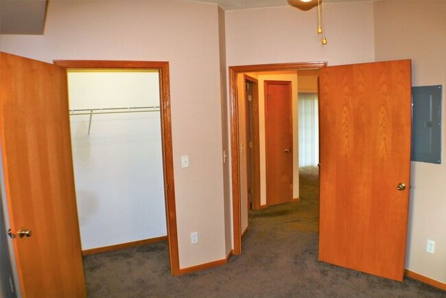 Building Photo - $1,195 | 2 Bedroom, 1 Bathroom Condo | Pet...