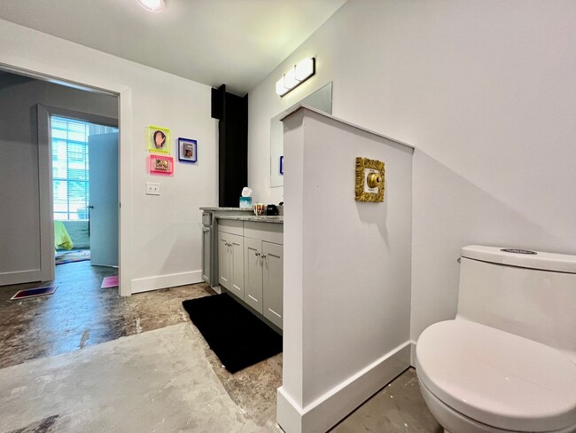 Building Photo - Swanky, Funky, Groovy, loft space Cincinna...