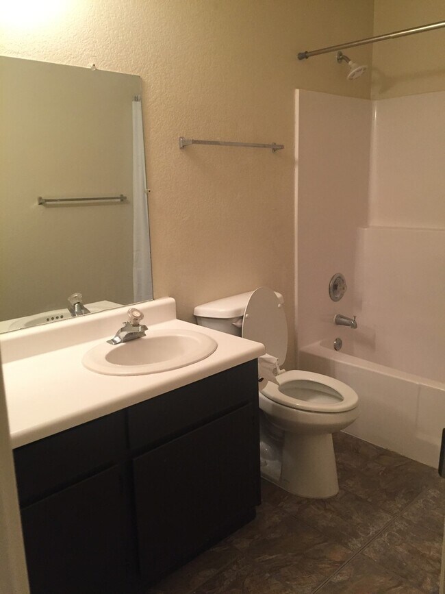 Building Photo - Gorgeous 3Bdrm 2 bath apartment