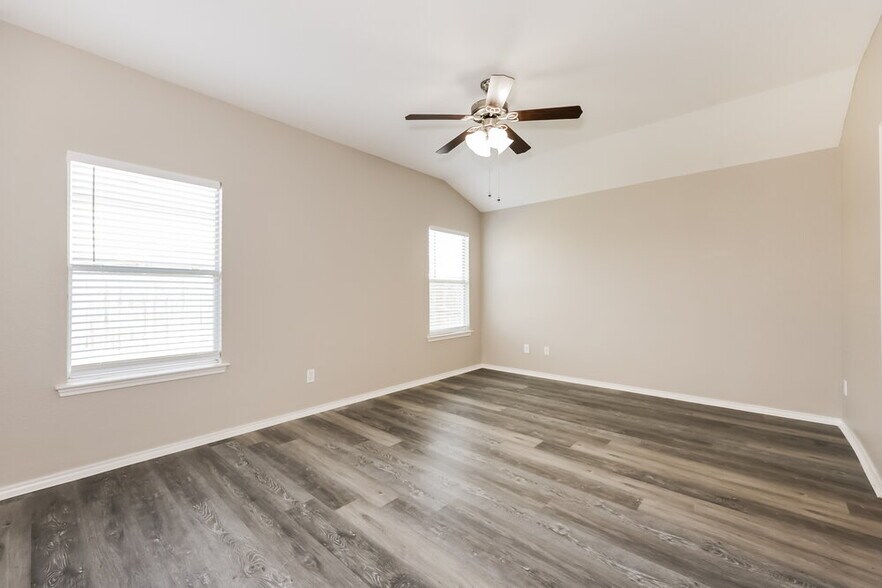 Building Photo - 2105 Charmion Ln