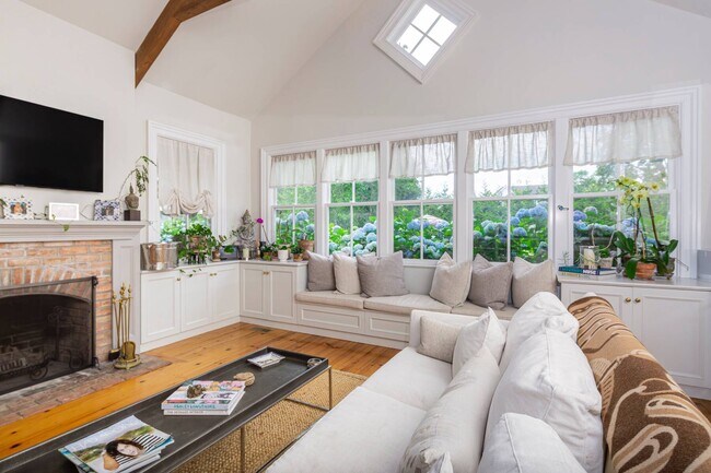 Building Photo - 135 Meeting House Ln