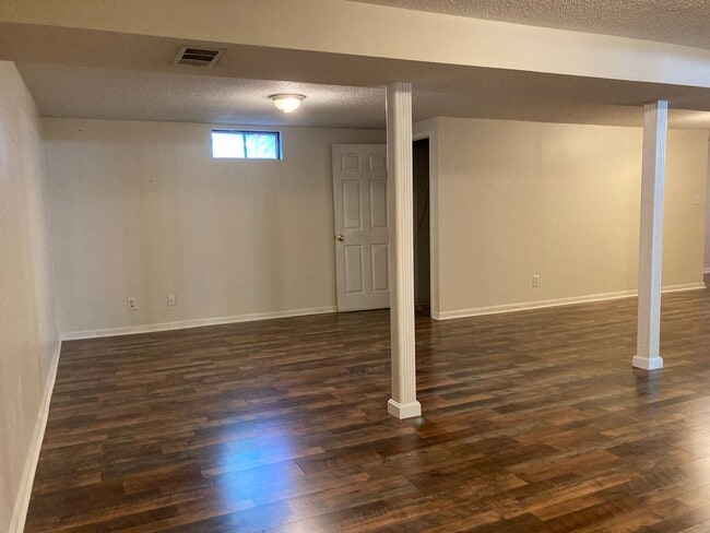 Building Photo - 1209 Williamsburg Dr