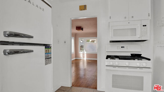 Building Photo - 6180 Oak Crest Way