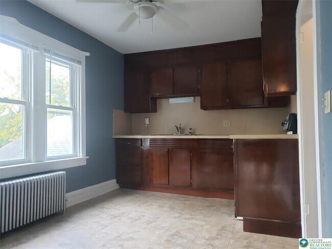 Building Photo - 915 S Front St