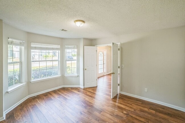 Building Photo - Spacious 5BR House in Fairburn